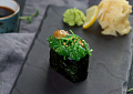 Суши с маринованными водорослями