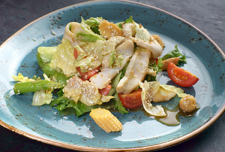 Салат из нежных кальмаров со свежими овощами